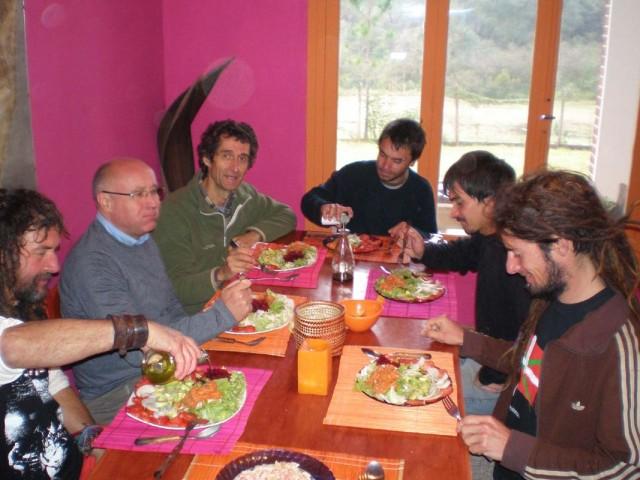 argentinos catalanes y vascos a la mesa.JPG